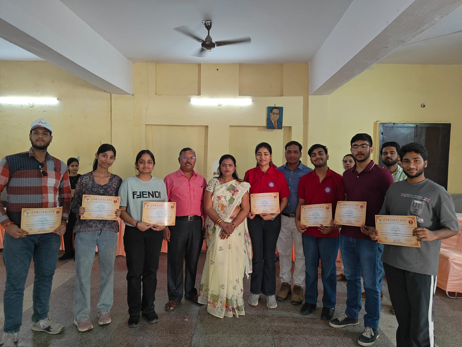 समर्पित सेवाओं हेतु सभी सहयोगियों को सम्मानित किए गया।